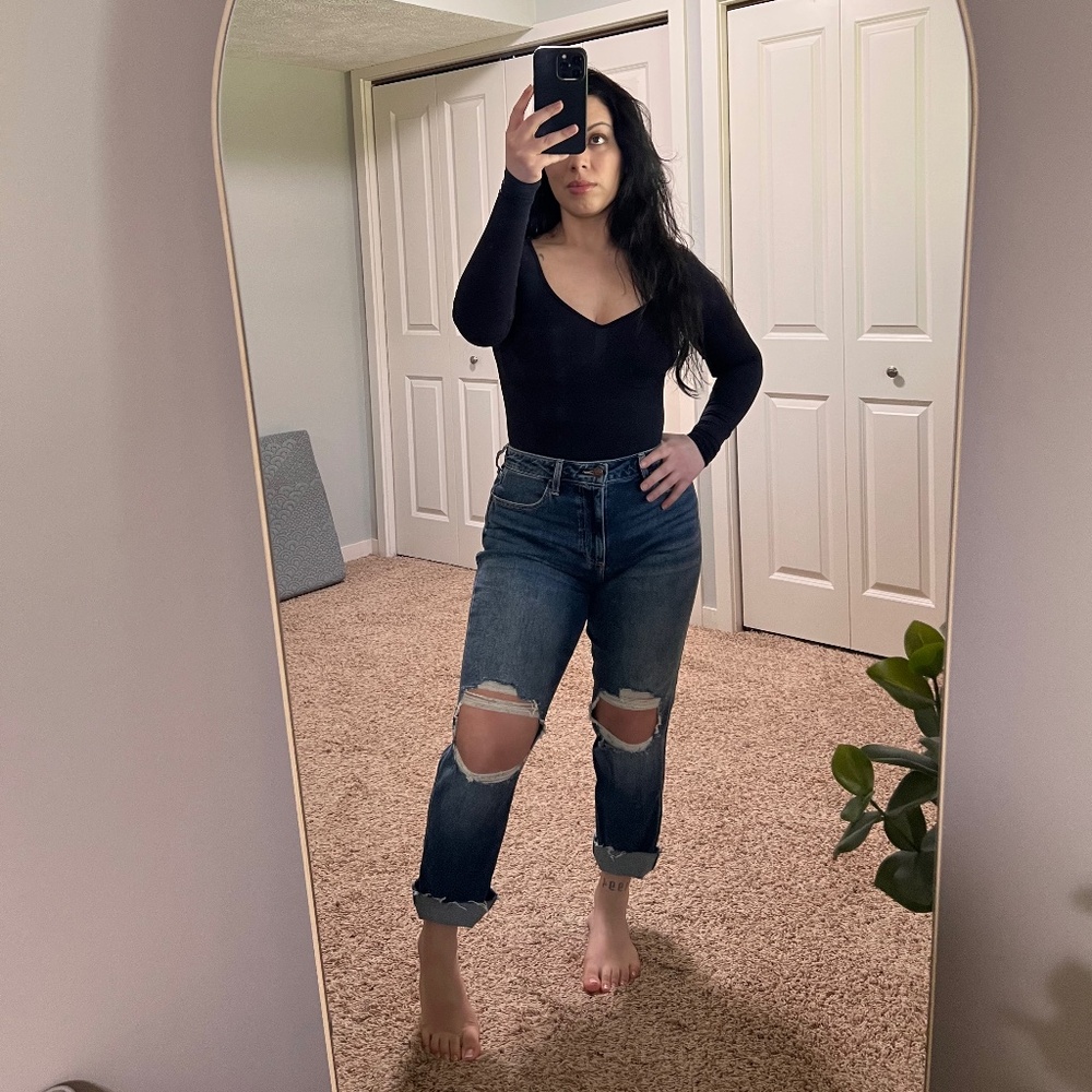 Hollister Curvy High Rise Mom Jeans (size 7S) dark wash